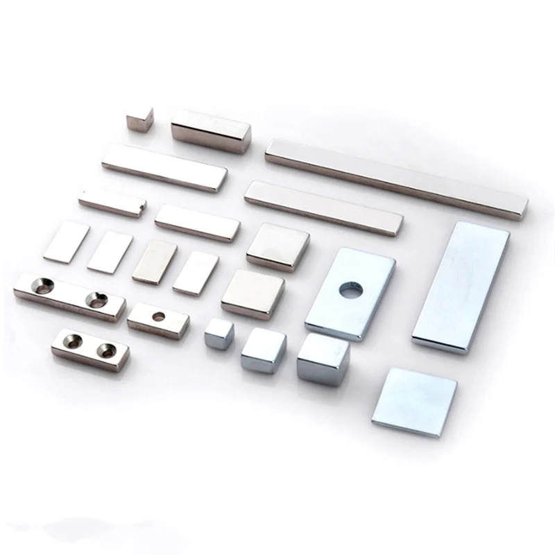 나사용 구멍이 있는 자석